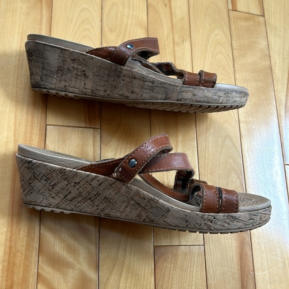 Crocs leather strappy wedge sandal, brown size 6W - Picture 7 of 11